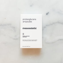 Indlæs billede til gallerivisning Opdag Proteoglycans ampullerne - det ultimative produkt til tør hud, der ønsker forbedret fasthed, elasticitet og forebyggelse af rynker. Med deres fugtgivende og nærende formel, beriget med proteoglykaner, vitamin C og vitamin F, er disse ampuller designet til at forvandle din hud og efterlade den strålende og ungdommelig. Brug Proteoglycans ampullerne regelmæssigt for at opnå en dybdegående fugtbehandling og forbedre hudens struktur, samtidig med at du reducerer synligheden af fine linjer og rynker.