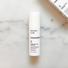 Indlæs billede til gallerivisning SkinRetin 0,3% er din ultimative løsning til intensiv hudfornyelse og foryngelse. Den kombinerer ren retinol og bakuchiol for synlige forbedringer i hudens tekstur, fasthed og elasticitet. Uanset din hudtype vil SkinRetin 0,3% give din hud den nødvendige kærlighed og foryngelse.