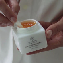 Indlæs og afspil video i gallerivisning JUICY MANDARIN SORBET – ENZYME EXFOLIATOR (50ML)