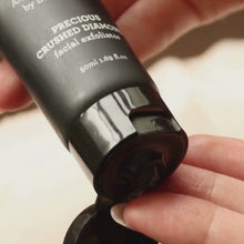 Indlæs og afspil video i gallerivisning PRECIOUS CRUSHED DIAMONDS – FACIAL EXFOLIATOR (50ML)