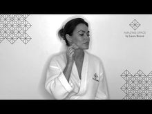 Indlæs og afspil video i gallerivisning RESHAPED HEART – ROSE QUARTZ – FACE, NECK & SCALP GUA SHA