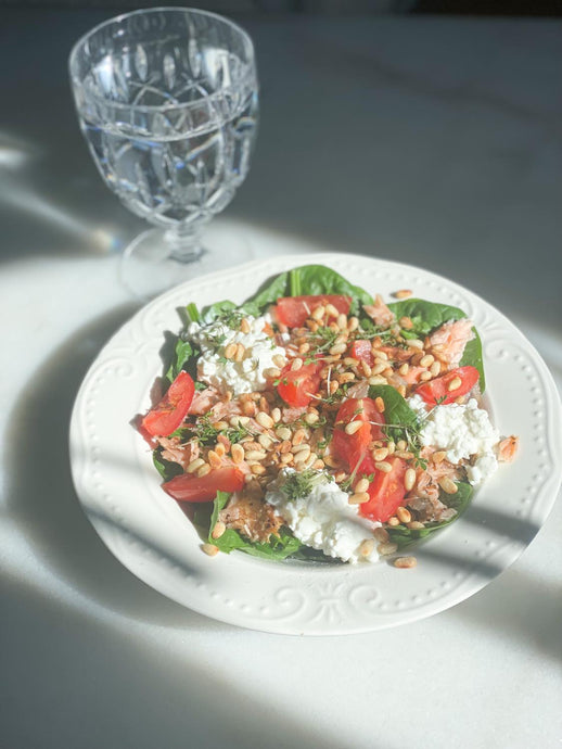 Frisk salat med laks, hytteost, spinat og pinjekerner