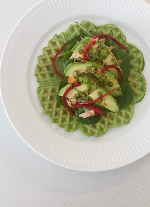 Spinatvafler med laks og avocado