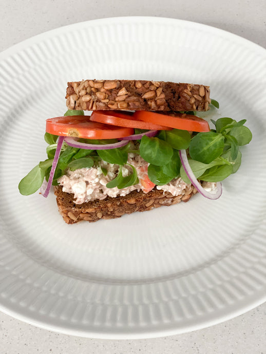 Rugbrødssandwich med tunsalat af hytteost