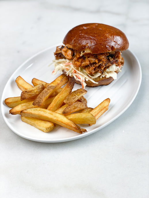 Vegetarisk burger med Jackfruit og pomfritter til