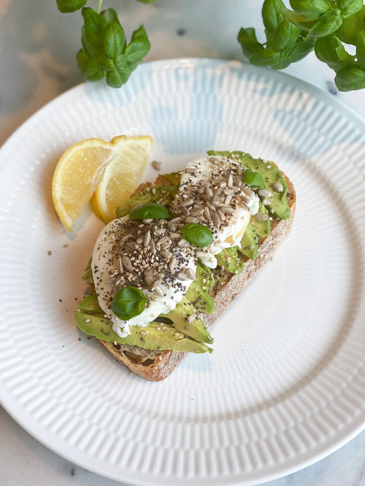 Ristet brød med avocado og pocheret æg