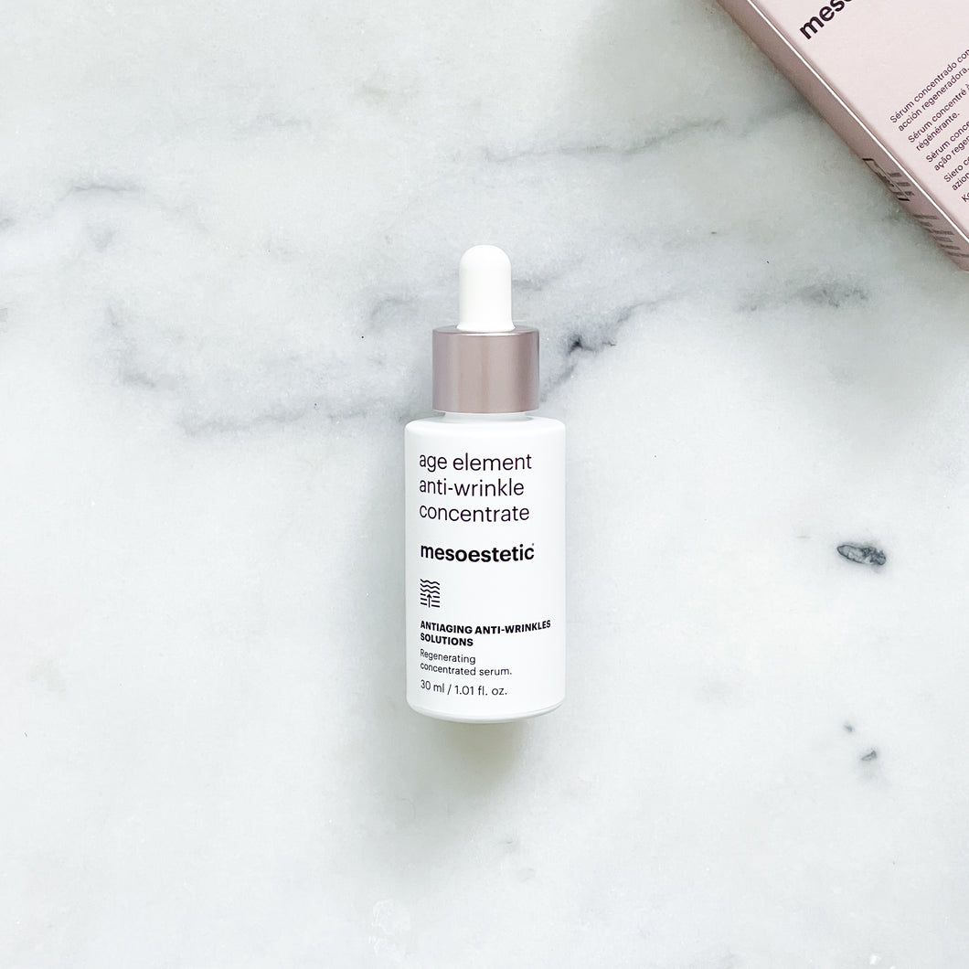 Reducer synligheden af markante rynker med Age Element Anti-Wrinkle Concentrate. Dette koncentrerede serum stimulerer kollagenproduktionen og fornyer hudfibrene, hvilket resulterer i en glattere og mere ungdommelig hud. Beriget med plantebaseret retinol og hyaluronsyre, udglatter det udtrykslinjer og giver intens fugt, hvilket efterlader huden ungdommelig og strålende. Integrer det nemt i din daglige rutine for optimale resultater.