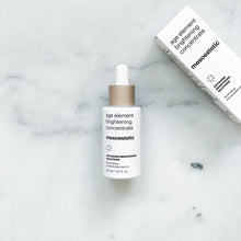 Indlæs billede til gallerivisning  Opnå en lysere hudtone og forbedret udstråling med Age Element Brightening Concentrate. Dette kraftfulde serum reducerer synligheden af pigmentering og ujævn hudtone med aktive ingredienser som hyaluronsyre, marine biotekekstrakt og vitamin C. Beskyt din hud mod skadelige påvirkninger og forbedre hudens glød. Velegnet til alle hudtyper, nemt at integrere i din daglige rutine.
