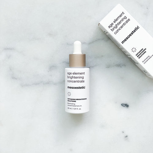  Opnå en lysere hudtone og forbedret udstråling med Age Element Brightening Concentrate. Dette kraftfulde serum reducerer synligheden af pigmentering og ujævn hudtone med aktive ingredienser som hyaluronsyre, marine biotekekstrakt og vitamin C. Beskyt din hud mod skadelige påvirkninger og forbedre hudens glød. Velegnet til alle hudtyper, nemt at integrere i din daglige rutine.