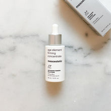 Indlæs billede til gallerivisning  Få et mere strålende udseende med Age Element Firming Concentrate. Dette avancerede serum stimulerer kollagenproduktionen, hvilket forbedrer hudens fasthed og elasticitet. Beriget med naturlige ekstrakter og peptider strammer det øjeblikkeligt huden og giver en ungdommelig udstråling. Brug det dagligt for synlige resultater. Oplevel et fastere og mere ungdommeligt udseende med vores Age Element Firming Concentrate.
