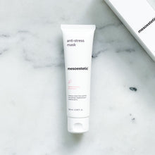 Indlæs billede til gallerivisning Opdag Anti-Stress Mask, der er skabt til at berolige og lindre hudirritation, rødme og overfølsomhed. Med en unik blanding af naturlige ingredienser arbejder denne intensive maske effektivt på at reducere inflammation og hudfølsomhed. Nyd fordelene ved beroligende plantekomplekser og biobalancerende aktive stoffer, der hjælper med at genoprette hudens balance og beskytte mod miljømæssige påvirkninger. Integrer Anti-Stress Mask i din hudplejerutine for en følelse af ro og sundhed i huden.
