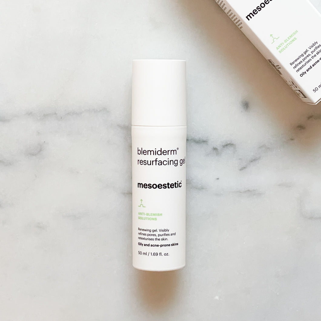 Opnå en forbedret hudtekstur med Blemiderm Resurfacing Gel. Denne innovative gel er specielt udviklet til kombineret, fedtet eller akne-udsat hud. Med sin kraftfulde kombination af salicylsyre og glycolsyre renser og genstrukturerer den din hud, hvilket reducerer tilstopninger og overdreven talgproduktion. Brug Blemiderm Resurfacing Gel regelmæssigt for en klarere og mere ensartet hudtone.