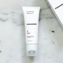 Indlæs billede til gallerivisning Bodyshock Celluexpert er din løsning mod appelsinhud. Denne creme-gel er specielt udviklet til at bekæmpe og reducere synlige tegn på appelsinhud, hvilket efterlader huden glattere og mere ensartet. Med kraftfulde ingredienser som koffein, Arnica ekstrakt, Brassica Alba ekstrakt og Capsaicin arbejder Bodyshock Celluexpert målrettet for at forbedre hudens udseende. Brug den regelmæssigt som en del af din hudplejerutine for at opnå de bedste resultater. Oplev fornyelsen med Bodyshock Celluexpert
