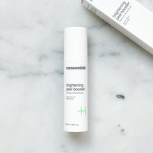 Indlæs billede til gallerivisning Forny og lysn din hudtone med Brightening Peel Booster. Denne gel kombinerer kraften fra glykolsyre og fytinsyre for effektiv eksfoliering og depigmentering. Reducer melanogen aktivitet, forbedr hudens fugtbalance og opnå en mere jævn og lysere hudtone. Oplev synligt mindre porer og en mere ensartet tone for en strålende glød. Brightening Peel Booster er din nøgle til en smuk og ungdommelig hud.
