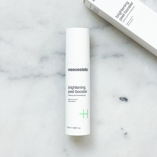 Forny og lysn din hudtone med Brightening Peel Booster. Denne gel kombinerer kraften fra glykolsyre og fytinsyre for effektiv eksfoliering og depigmentering. Reducer melanogen aktivitet, forbedr hudens fugtbalance og opnå en mere jævn og lysere hudtone. Oplev synligt mindre porer og en mere ensartet tone for en strålende glød. Brightening Peel Booster er din nøgle til en smuk og ungdommelig hud.