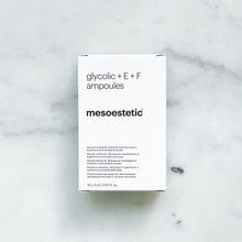 Indlæs billede til gallerivisning Glycolic + E + F Ampoules er en intensiv ugentlig behandling, der accelererer cellefornyelsen og reducerer synlige imperfektioner på hudens overflade som rynker, pletter og grove porer. Den forbedrer hudens tekstur og tone, samtidig med at den giver dyb fugt og reducerer synlige aldringstegn som fine linjer. Formlen indeholder glykolsyre, vitamin E og vitamin F, der tilsammen giver en glattere, mere strålende og velplejet hud.
