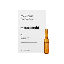 Indlæs billede til gallerivisning Melatonin ampoules er en anti-aging-løsning, der forynger huden om natten. Med en kraftfuld formel af antioxidanter og aktive ingredienser som glutathion og melatonin styrker Melatonin ampoules hudens naturlige regenerering og bekæmper tegn på ældning. Brug Melatonin ampoules regelmæssigt som en del af din natlige hudplejerutine for en ungdommelig hud.
