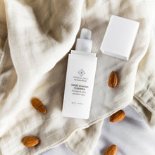 Indlæs billede til gallerivisning SWEET ALMOND CLEANSER – øjenmakeup fjerner og ansigtsrens (35ML) Amazing Space
